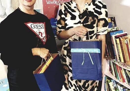 Grafika 1: Przekazanie książeczek bibliotece