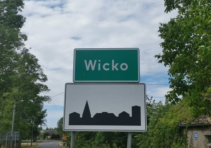 Grafika 1: "SPACER PO WICKU Z HISTORIĄ W TLE"