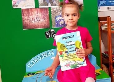 Grafika 2: Wręczenie nagród laureatom konkursu "Pokaż co, gdzie i jak czytasz.."