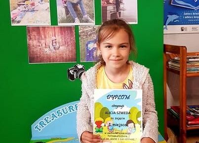 Grafika 3: Wręczenie nagród laureatom konkursu "Pokaż co, gdzie i jak czytasz.."