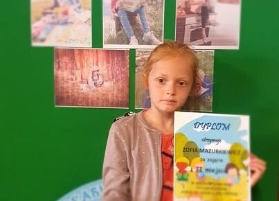 Grafika 4: Wręczenie nagród laureatom konkursu "Pokaż co, gdzie i jak czytasz.."
