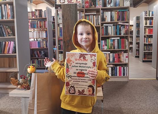 Grafika 1: Fotorelacja z wręczenia nagród w konkursie "Cudaki, potworki i inne jesienne stworki"