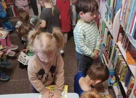 Grafika 1: Dzień Bibliotekarza i Bibliotek