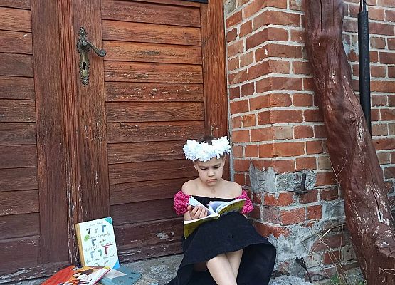 Grafika 7: KONKURS FOTOGRAFICZNY  "Pokaż, co, gdzie i jak czytasz"
