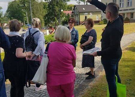 Grafika 2: "SPACER PO WICKU Z HISTORIĄ W TLE" - 16.06.2023r.