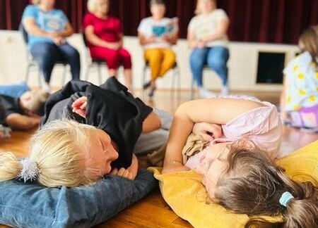 Grafika 1: Międzypokoleniowe czytanie na polanie/ Plastyczne zabawy z książką