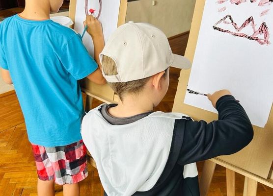 Grafika 4: Międzypokoleniowe czytanie na polanie/ Plastyczne zabawy z książką