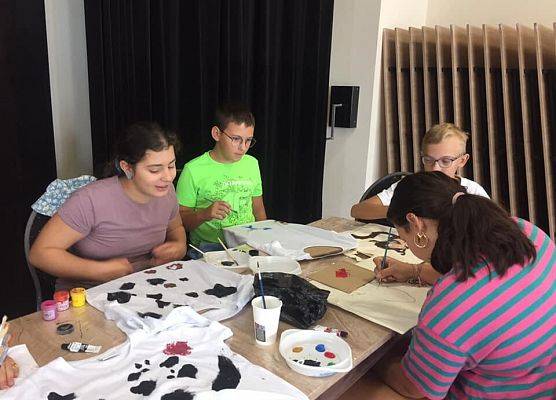 Grafika 1: Malowanie toreb i koszulek - 11.08.2023r.