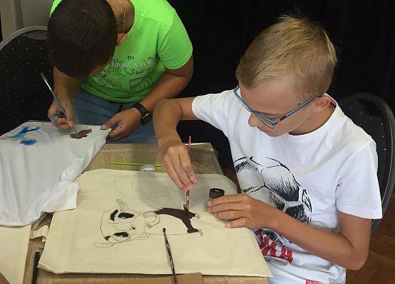 Grafika 4: Malowanie toreb i koszulek - 11.08.2023r.