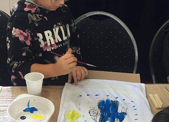 Grafika 5: Malowanie toreb i koszulek - 11.08.2023r.