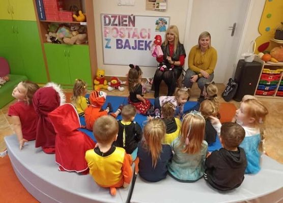 Grafika 1: Światowy Dzień Postaci z Bajek - z wizytą w Przedszkole Gminne w Wicku