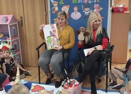 Grafika 2: Światowy Dzień Postaci z Bajek - z wizytą w Przedszkole Gminne w Wicku