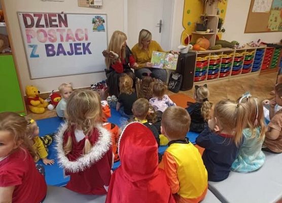 Grafika 3: Światowy Dzień Postaci z Bajek - z wizytą w Przedszkole Gminne w Wicku