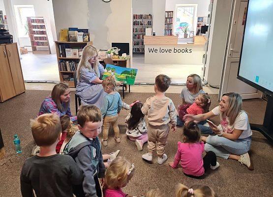 Grafika 1: Tydzień Bibliotek - odwiedziny dzieci ze Żłobka w Charbrowie