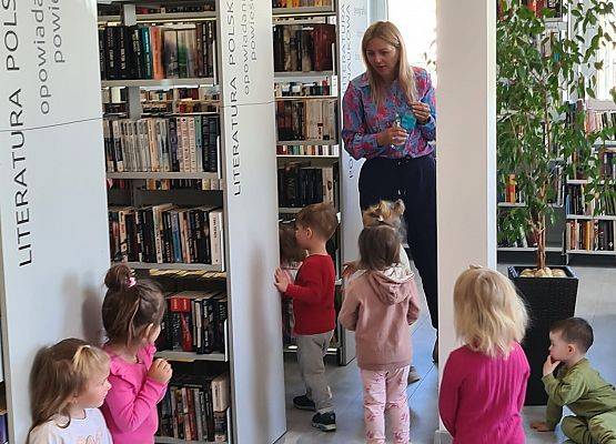 Grafika 4: Tydzień Bibliotek - odwiedziny dzieci ze Żłobka w Charbrowie