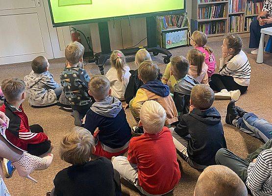 Grafika 1: Odwiedziny dzieci z Przedszkola Gminnego w Wicku - tydzień bibliotek