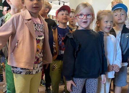 Grafika 2: Odwiedziny dzieci z Przedszkola Gminnego w Wicku - tydzień bibliotek