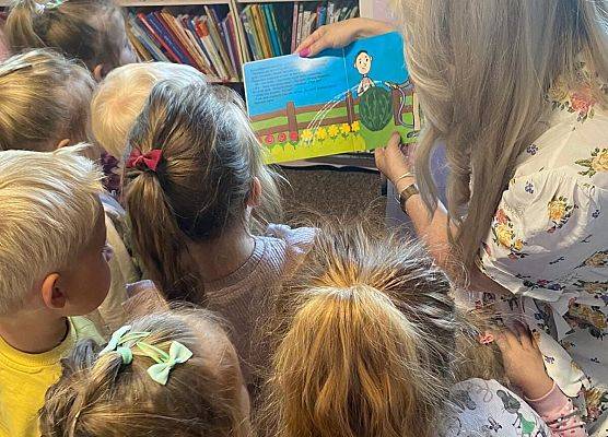 Grafika 5: Odwiedziny dzieci z Przedszkola Gminnego w Wicku - tydzień bibliotek