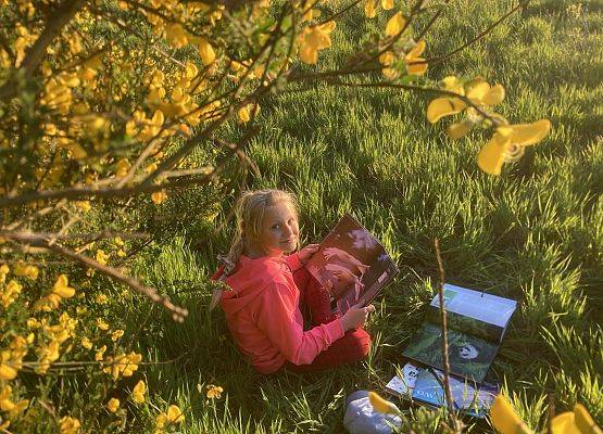 Grafika 6: Konkurs fotograficzny! "Pokaż, co, gdzie i jak czytasz" - zdjęcia konkursowe