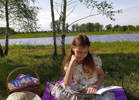 Grafika 5: Konkurs fotograficzny! "Pokaż, co, gdzie i jak czytasz" - zdjęcia konkursowe