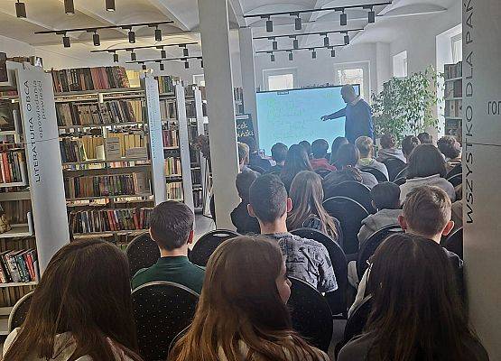 Grafika 4: Spotkanie autorskie z Jackiem Łapińskim w dn. 21.11.2024r.