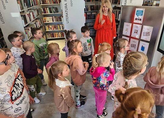 Grafika 1: Wizyta przedszkolaków w bibliotece z okazji Światowego Dnia Książki i Praw Autorskich