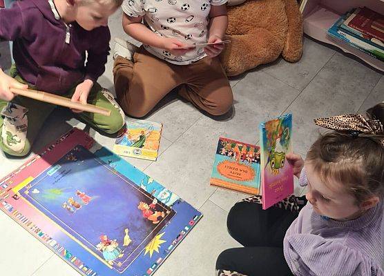 Grafika 4: Wizyta przedszkolaków w bibliotece z okazji Światowego Dnia Książki i Praw Autorskich