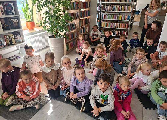 Grafika 2: Wizyta przedszkolaków w bibliotece z okazji Światowego Dnia Książki i Praw Autorskich