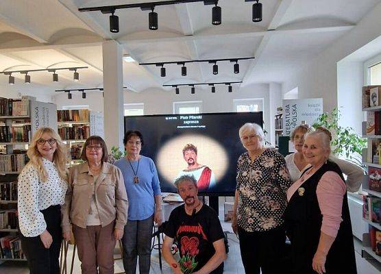 Grafika 13: Recital poetycki Piotra Pilarskiego w bibliotece