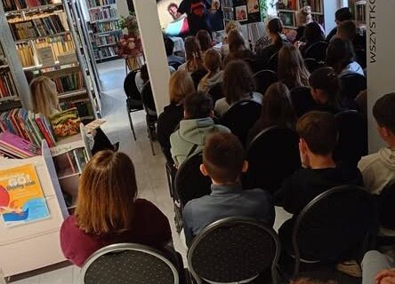 Grafika 10: Recital poetycki Piotra Pilarskiego w bibliotece