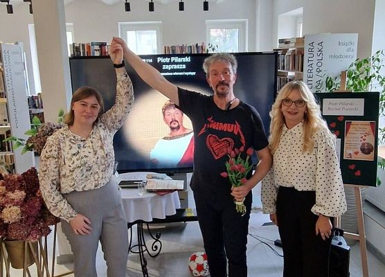 Grafika 14: Recital poetycki Piotra Pilarskiego w bibliotece