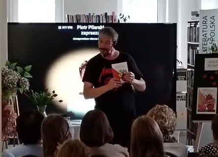 Grafika 9: Recital poetycki Piotra Pilarskiego w bibliotece