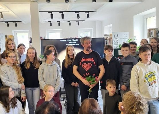 Grafika 11: Recital poetycki Piotra Pilarskiego w bibliotece