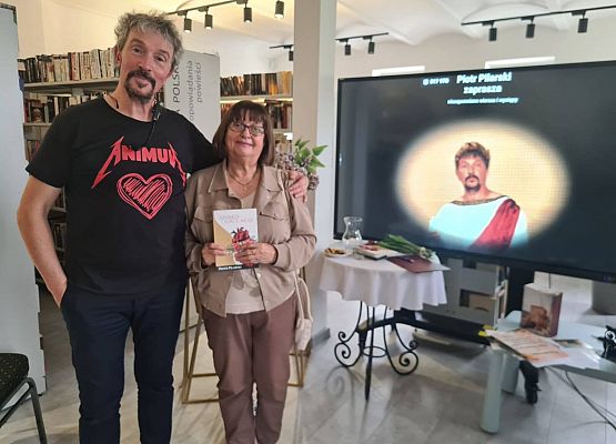 Grafika 8: Recital poetycki Piotra Pilarskiego w bibliotece