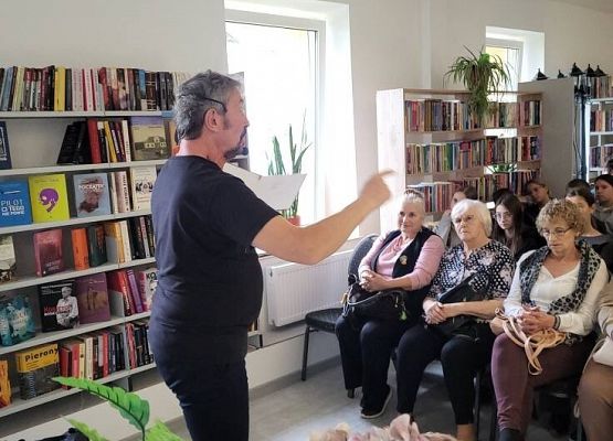Grafika 7: Recital poetycki Piotra Pilarskiego w bibliotece