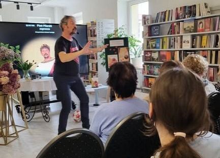 Grafika 6: Recital poetycki Piotra Pilarskiego w bibliotece