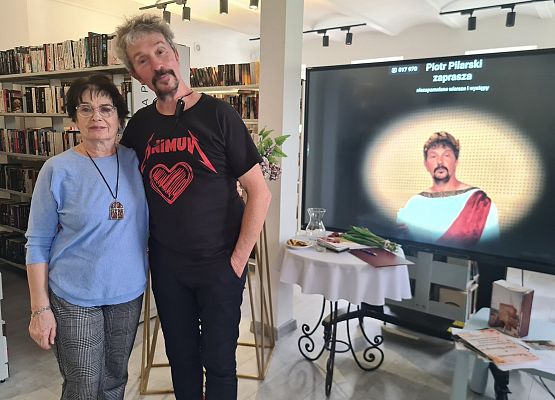 Grafika 5: Recital poetycki Piotra Pilarskiego w bibliotece