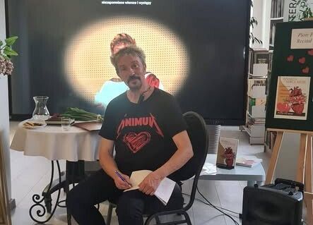 Grafika 4: Recital poetycki Piotra Pilarskiego w bibliotece