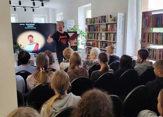 Grafika 3: Recital poetycki Piotra Pilarskiego w bibliotece