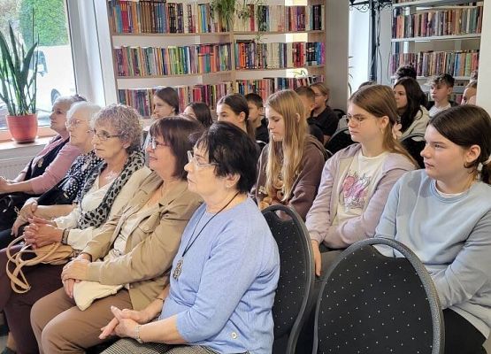 Grafika 2: Recital poetycki Piotra Pilarskiego w bibliotece