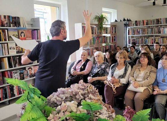 Grafika 1: Recital poetycki Piotra Pilarskiego w bibliotece