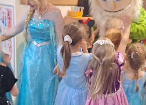 Grafika 1: Dzień Postaci z Bajek