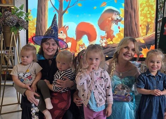 Grafika 10: Międzynarodowy Dzień Postaci z Bajek w bibliotece!