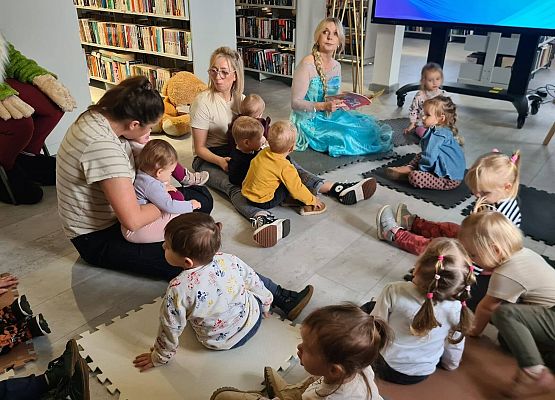 Grafika 4: Międzynarodowy Dzień Postaci z Bajek w bibliotece!