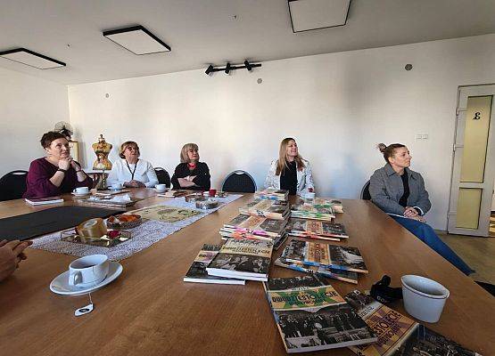 Grafika 4: Przy kawie i sztuce