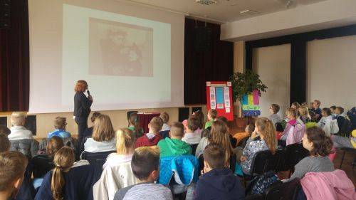 Grafika #2: "Z książką na walizkach"