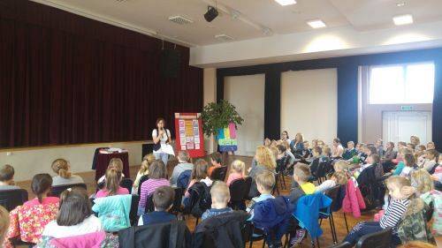 Grafika #1: "Z książką na walizkach"