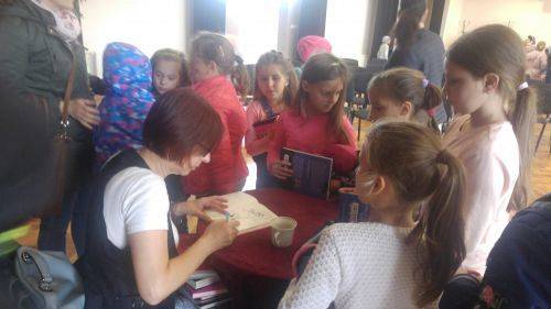 Grafika #4: "Z książką na walizkach"