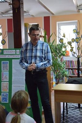 Grafika #1: "Z KSIĄŻKĄ NA WALIZKACH" Z PAWŁEM BERĘSEWICZEM