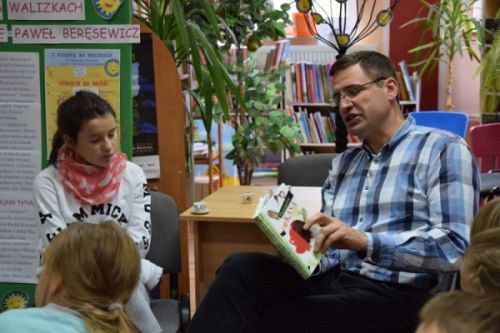 Grafika #0: "Z KSIĄŻKĄ NA WALIZKACH" Z PAWŁEM BERĘSEWICZEM